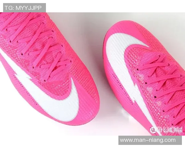 粉色足球鞋搭配球星炫酷上脚照展现个性与速度感