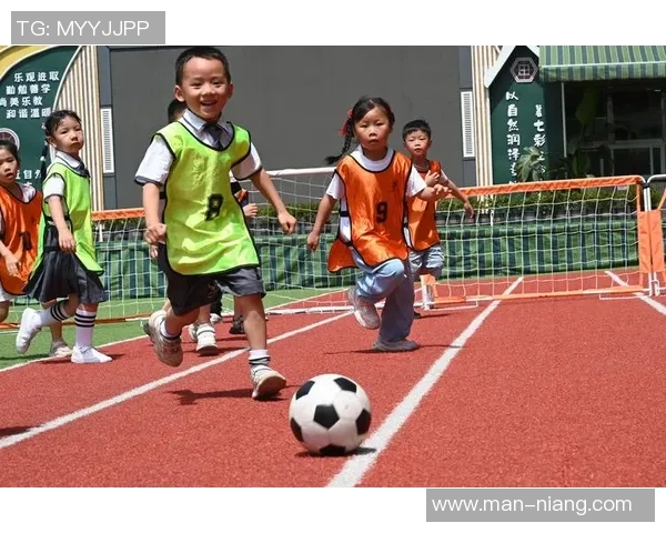 足球场上碰拳瞬间揭示的球星默契与团队精神解析