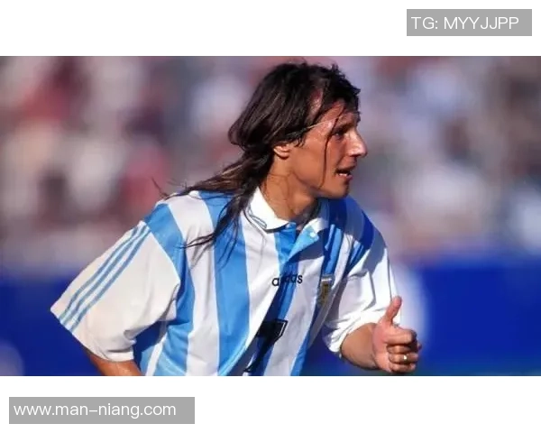 阿根廷最帅白人足球球星揭秘 他不仅球技超群还有迷人风采